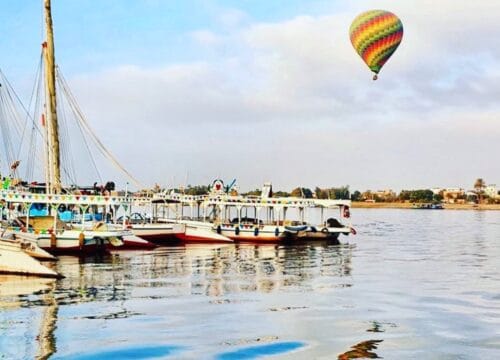 Heißluftballon über Luxor nach Sonnenaufgang