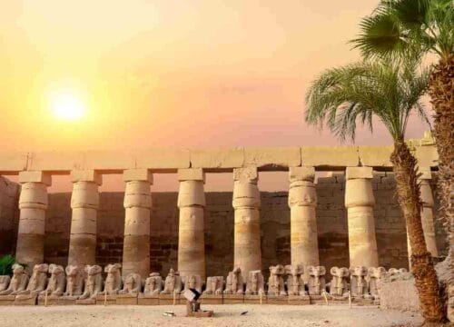 Eine Reise durch die zeitlose Pracht von Karnak